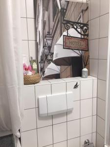 un estante en un baño con un cartel de hotel en Apartment Nähe KarLi, 4 Pers., Zentrum Süd en Leipzig