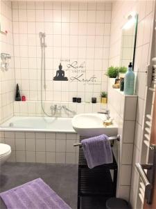 y baño con bañera, lavamanos y bañera. en Apartment Nähe KarLi, 4 Pers., Zentrum Süd en Leipzig