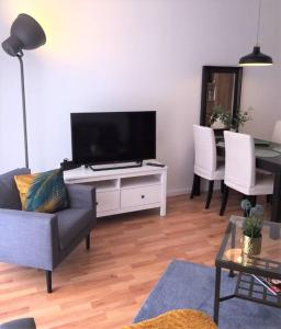 sala de estar con sofá y TV en Apartment Nähe KarLi, 4 Pers., Zentrum Süd en Leipzig