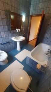 een badkamer met een toilet, een bad en een wastafel bij Latte e Menta in Lamporecchio