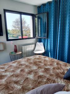 ein Schlafzimmer mit einem großen Bett und einem Fenster in der Unterkunft Maison architecte in Romilly-sur-Andelle