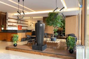 a lobby with a large vase in the middle at شقق بانسيه المخدومة in Riyadh