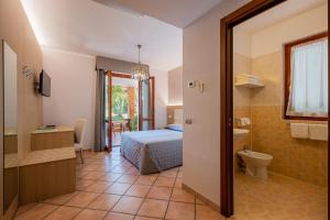 カヴァイオーン・ヴェロネーゼにあるHotel Romanticのベッドとバスルーム付きのホテルルームです。