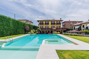 Bazén v ubytování Hotel Romantic nebo v jeho okolí