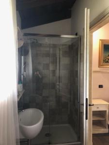 y baño con ducha y lavamanos. en Il Capisterium en Norcia