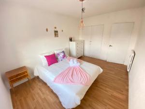 Schlafzimmer mit einem Bett mit rosa Kleid in der Unterkunft Gran Piso Retiro Corregidor in Madrid