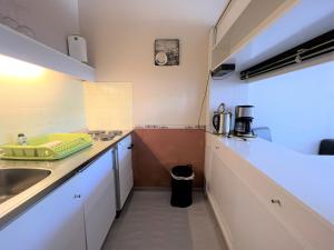 eine kleine Küche mit einer Spüle und einer Theke in der Unterkunft Ferienpark Sierksdorf App 580 - Strandlage in Sierksdorf