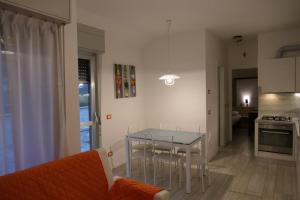 a kitchen and dining room with a table in a room at Quadrifoglio 43 in Bibione