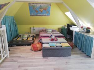 Pokój z łóżkiem i stołem na poddaszu w obiekcie Sauna dans Maison de maître proche Etretat -étage2 