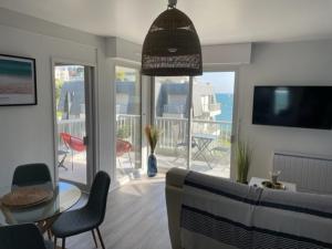 Telewizja i/lub zestaw kina domowego w obiekcie Appt T2 vue imprenable sur Mer
