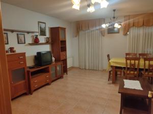 TV a/nebo společenská místnost v ubytování Navaluenga