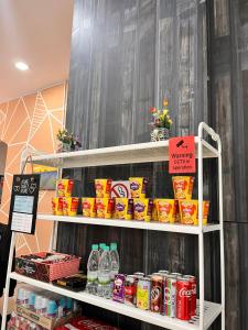 uma prateleira cheia de alimentos e bebidas em S8 Boutique Hotel near KLIA 1 & KLIA 2 em Sepang