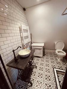 uma casa de banho com um lavatório e um WC em Sno Cottage em Sno