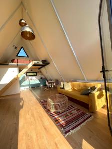 uma sala de estar com um sofá no sótão em Sno Cottage em Sno