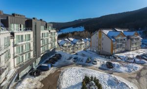 uma vista aérea de um resort na neve em Aparthotel Apartamenty Czarna Góra 414 em Sienna