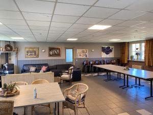 a waiting room with tables and a couch at Camping De Nieuwe Hof in Otterlo