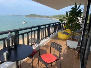 a balcony with tables and chairs and a view of the ocean at New Appartement Fisherman in Bophut 