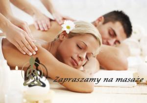 een man en vrouw die een massage krijgen in een spa bij Słoneczna Willa & sauny in Kudowa-Zdrój