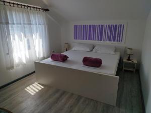 Postel nebo postele na pokoji v ubytování Apartments Jakovljevic