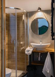 bagno con doccia, lavandino e specchio di Zielony Jeleń - sauna i jacuzzi a Szklarska Poręba