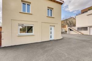 an empty parking lot in front of a house at LA MEDITERRANEENNE in Quint-Fonsegrives