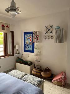1 dormitorio con cama y ventana en Domus de Mar, en Stintino