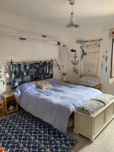 Un dormitorio con una cama grande y una alfombra azul en Domus de Mar, en Stintino