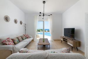 Et tv og/eller underholdning på Villa Melodia, 4 Bedroom Villa with Private Pool