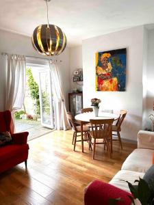 Posezení v ubytování Cosy 19th century two bedroomed home with continental Breakfast