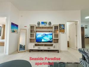 Seaside Paradise 2 minutes à pied du Lagoon的电视和/或娱乐中心