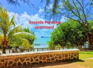 een uitzicht op de oceaan vanuit een park in een resort bij Seaside Paradise 2 minutes à pied du Lagoon in Pereybere