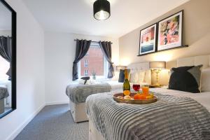 Postel nebo postele na pokoji v ubytování City Centre Apartment with Free Parking, Balcony, Super-Fast Wifi and Smart TV with Netflix by Yoko Property