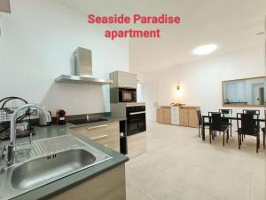 Seaside Paradise 2 minutes à pied du Lagoon的厨房或小厨房