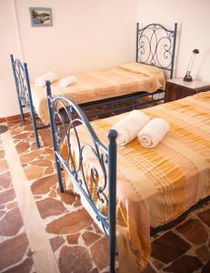 two twin beds in a room with at Calciufetta in Alghero