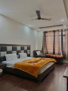 um quarto com uma cama grande e uma ventoinha de tecto em Hotel Sukhman Residency em Amritsar