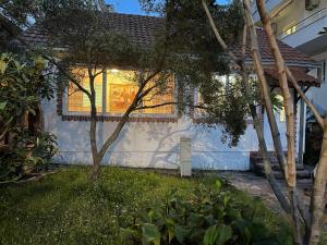 Comfortable Villa Oliva في كانج: منزل مع نافذة في الفناء