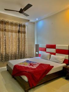 um quarto com uma cama grande e uma cabeceira vermelha em Hotel Sukhman Residency em Amritsar
