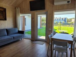 sala de estar con sofá y mesa en Namelis Genio 7 en Palanga