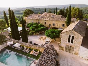an aerial view of a house with a swimming pool at Domaine de Gressac in Verfeuil