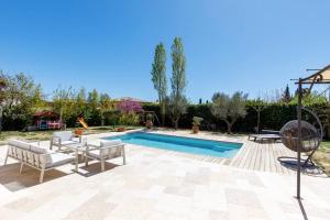 בריכת השחייה שנמצאת ב-Superbe Villa Provençale - Piscine - 3 chambres או באזור