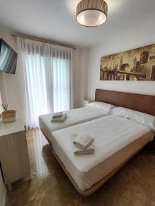 En eller flere senge i et værelse på Full apartment with private pool