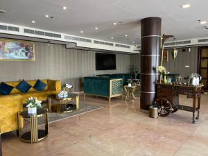 a living room with a couch and a table at فندق اليمامه الفندقية in Al Nairyah