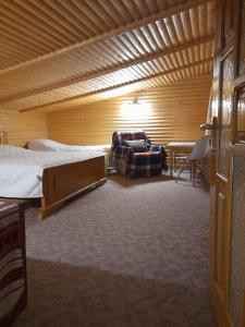 een slaapkamer met een bed en een bank in een kamer bij Затишний будиночок біля річки in Krivorovnya