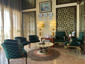 a living room with chairs and a table in a room at فندق اليمامه الفندقية in Al Nairyah