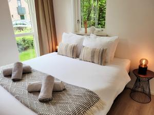 Llit o llits en una habitació de Scandinavian Wellness met hottub & sauna