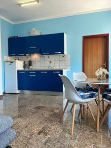 A kitchen or kitchenette at Apartments Armin