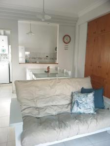 un sofá blanco en una sala de estar con cocina en Miri House en Bahía Blanca