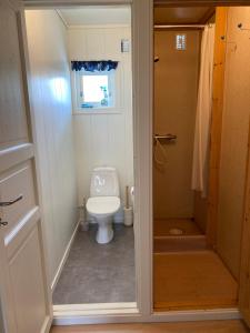 uma casa de banho com um WC e uma janela em Solvang Ferietun em Vangsnes