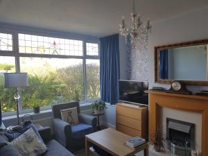 sala de estar con chimenea y TV en B&B No. 70, en Southport