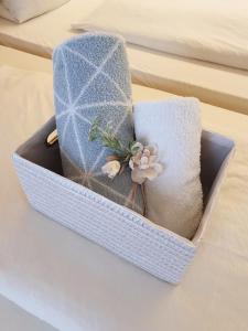 a hat and towels in a box on a bed at Gästehaus Rheinstetten Forchheim in Rheinstetten